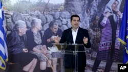 PM Yunani Alexis Tsipras memberikan sambutan setelah 30 pengungsi direlokasikan dari Athena, Yunani ke Luxembourg (4/11).