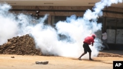 Amapholisa ephosela intuthu ehitshayo eye teargas.