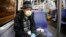 Warga Washington, D.C., Andre menggunakan masker saat naik kereta bawah tanah (dok: AP Photo/Carolyn Kaster)