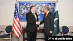 Menlu Pakistan Shah Mehmood Qureshi menyambut kedatangan Menlu AS Mike Pompeo (kiri) di Islamabad, Pakistan, 5 September 2018. 