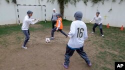 Footballeuses saoudiennes s'entraînant dans un endroit secret à Riyad en Arabie Saoudite, le 21 mai 2012. Le 25 février 2018, la Fédération sportive a annoncé le lancement d'un championnat féminin. (AP Photo/Hassan Ammar)