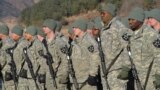 Солдати 2-ї піхотної дивізії США шикуються за 10-градусному морозі.