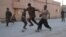 Des combattants kurdes jouant au football à Raqqa, le 26 juin 2017. En février 2020, s'est tenu à Amouda en zone kurde le premier championnat féminin de Syrie. (REUTERS/Goran Tomasevic)
