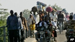 Des Tchadiens traversant le fleuve Chari vers N'Djamena, 2008
