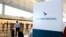 香港機場的國泰航空公司登記櫃台資料照。 