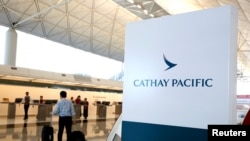 Seorang penumpang berjalan ke loket Kelas Satu Cathay Pacific Airways di Bandara Hong Kong di Hong Kong, China, 4 April 2018. (Foto: REUTERS/Bobby Yip)