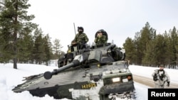 전투차량에 탑승한 스웨덴군 장병들이 5일 핀란드 헤타에서 북대서양조약기구(NATO∙나토)의 '북유럽 대응(Nordic Response)' 훈련에 참가하고 있다. 