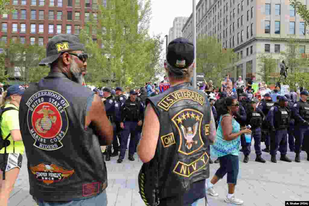 Wanaume wawili wanatazama huku polisi wakifanya ulizi nje ya mkutano mkuu wa chama cha Republican mjini Cleveland, Ohio.July 21, 2016.
