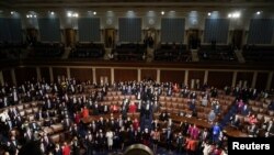 Los miembros de la Cámara de Representantes de EE.UU. prestan juramento ante la presidenta de la cámara, Nancy Pelosi, el 3 de enero de 2020.