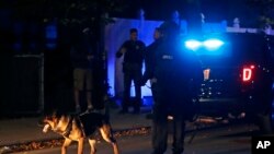 Dos oficiales heridos en la balacera fueron hospitalizados en estado critico.