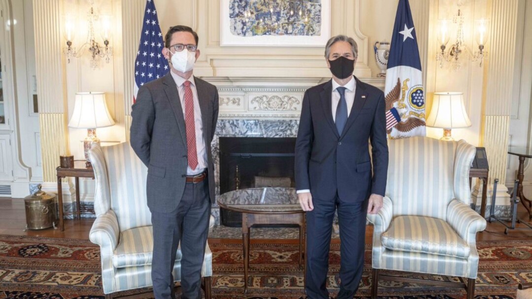 Menlu AS Anthony Blinken (kanan) bertemu utusan khusus AS untuk Afghanistan Thomas West di Washington DC (7/11) menjelang lawatan West ke Eropa dan Asia. 