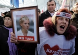 FILE - Protesters demand the release of then-imprisoned former prime minister of Ukraine Yulia Tymoshenko, at a rally in Kyiv, Ukraine, Feb. 25, 2013.