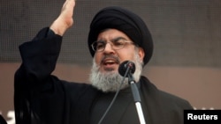 Pemimpin Hizbullah Lebanon Sayyed Hassan Nasrallah berpidato di hadapan para pendukungnya selama prosesi keagamaan untuk memperingati Ashura di pinggiran kota Beirut, Lebanon, 14 November 2013. (Foto: REUTERS/Khalil Hassan)