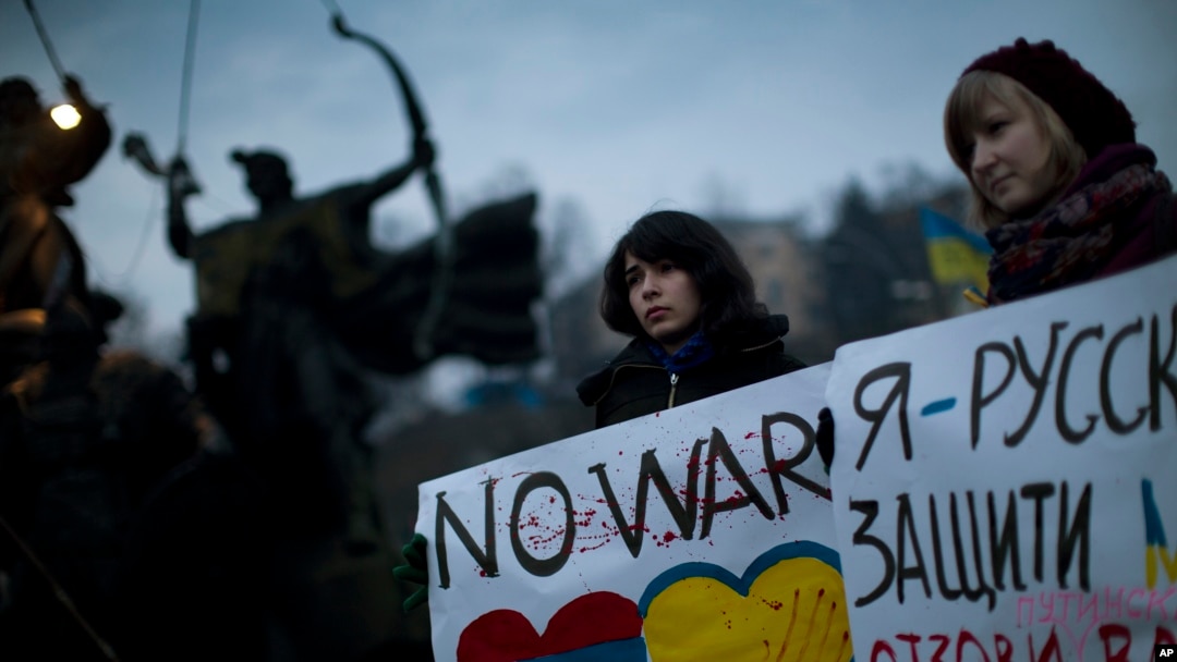 Dân Ukraina cầm các biểu ngữ phản đối sự can thiệp của quân đội Nga ở Crimea, Kyiv, Ukraina 2/3/14
