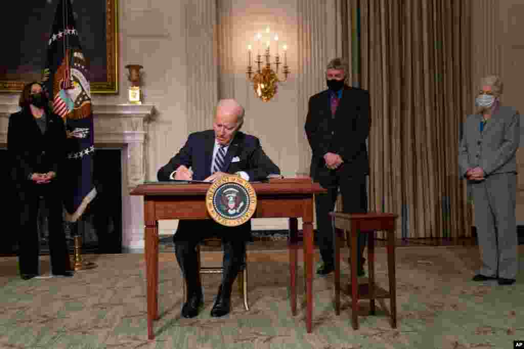 조 바이든 미국 대통령이 백악관에서 기후변화 대응에 관한 행정명령에 서명했다. 