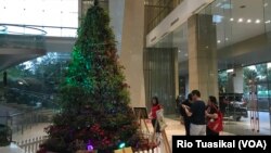 Pengunjung mengamati pohon Natal dari 600 pot sayuran di salah satu hotel di Bandung, Senin, 23 Desember 2019.(Foto: Rio Tuasikal/VOA)