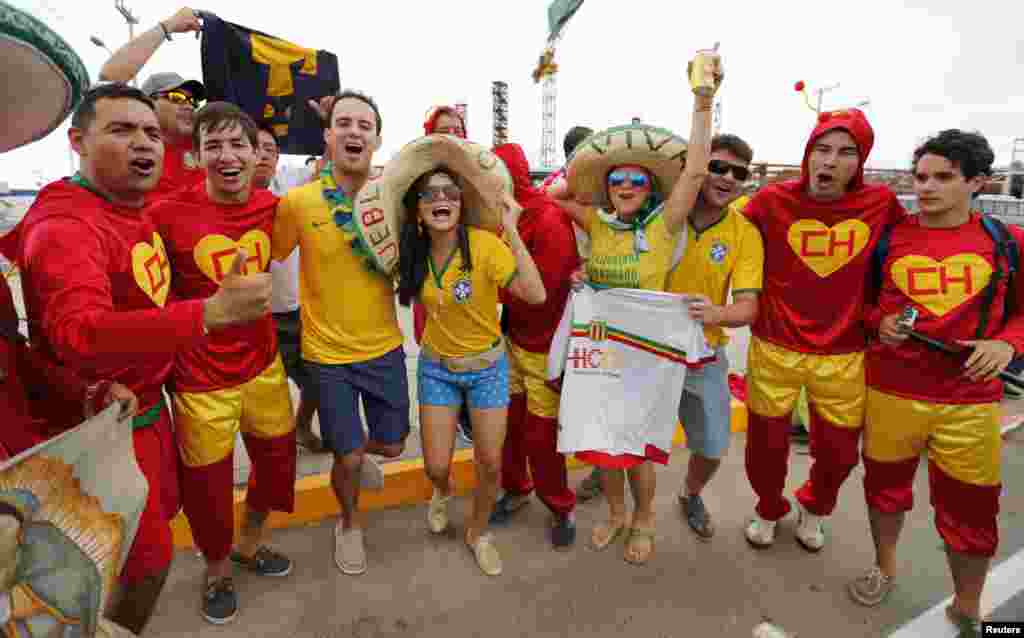 Brasileiros e mexicanos chegam ao estádio do Castelão antes do jogo entre as duas equipas, em Fortaleza, Brasil, Junho 17, 2014. REUTERS/Sergio Moraes