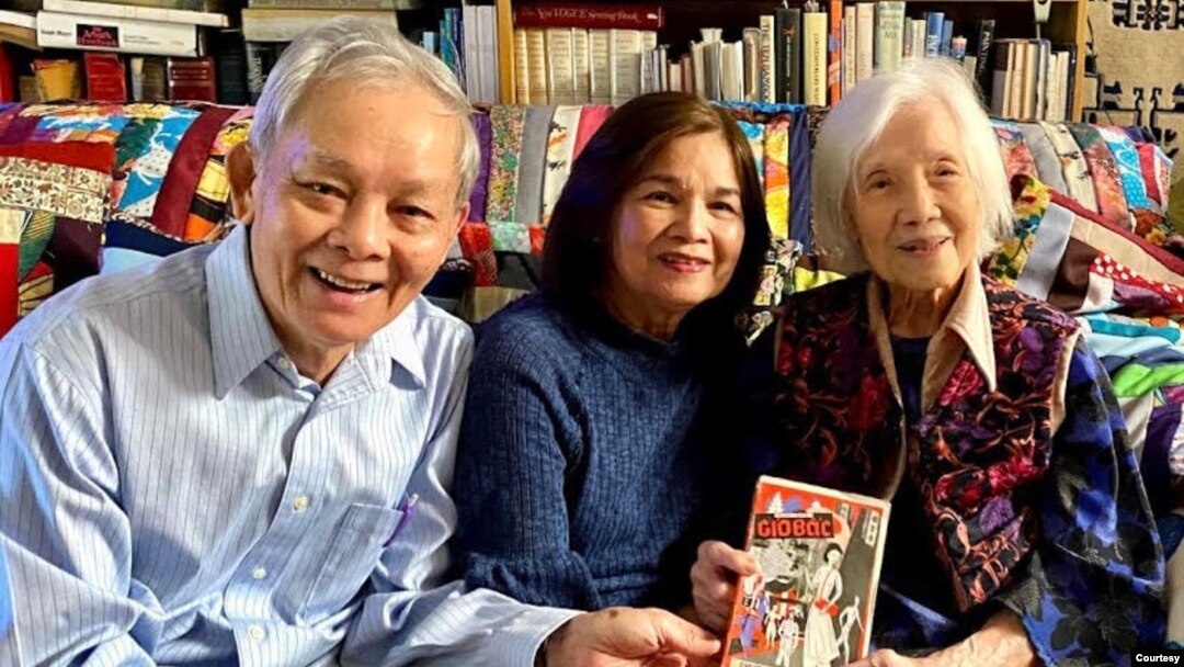 Phạm Xuân Đài, Trần Mộng Tú và Linh Bảo đang nâng niu cuốn Gió Bấc xuất bản năm 1954.