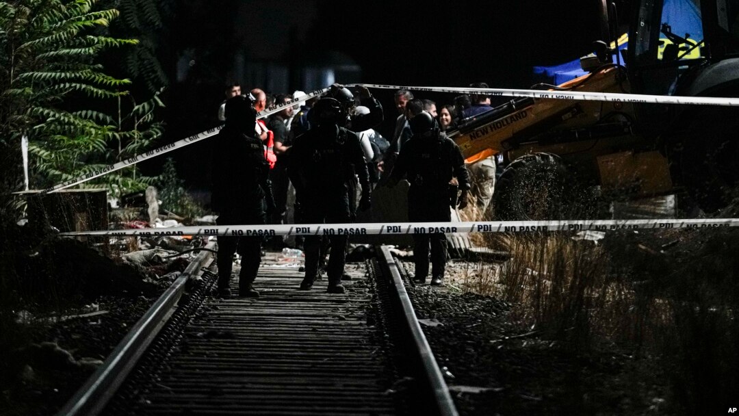 ARCHIVO - Policías e investigadores forenses trabajan en la zona donde fue encontrado el cuerpo del ex militar venezolano Roland Ojeda en Santiago, Chile, el 1 de marzo de 2024 en las afueras de la ciudad de Santiago.