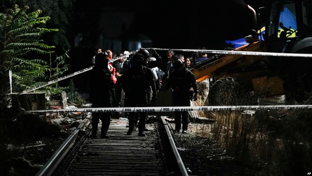 Agentes de la policía e investigadores forenses trabajan en el área donde fue encontrado el cuerpo del exmilitar venezolano Ronald Ojeda, en Santiago, Chile, el 1 de marzo de 2024.
