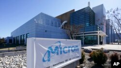 ARCHIVO - Un letrero marca la entrada de una planta de fabricación de chips de Micron Technology el 11 de febrero de 2022 en Manassas, Virginia.