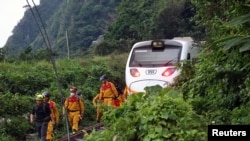 Tim penyelamat bekerja di lokasi setelah kereta tergelincir di terowongan di utara Hualien, Taiwan 2 April 2021. (Foto: REUTERS/Ann Wang)