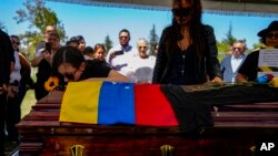 La viuda y la hermana del exmilitar venezolano Ronald Ojeda lo entierran en el cementerio de Canaán en Santiago, Chile, el viernes 8 de marzo de 2024. 