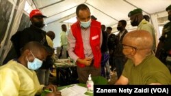 Le gouverneur militaire Constant Ndima (à dr.), devant une équipe des vaccinateurs à l'hôpital provincial du Nord-Kivu à Goma, en RDC, le 06 Octobre 2021.