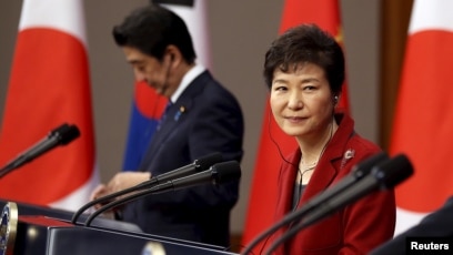 Yaponiyalik ayol erini aldayapti, u esa kuzatib turibdi. Yaponiyalik ayol erini aldayapti, u esa kuzatib turibdi.