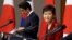 Pak Gin Xe va Shinzo Abe bugun, dushanba kuni Seuldagi sammitda ana shu haqda gaplashdi. Abe 2012-yilda, Pak xonim 2013-yilda hukumatga kelgan bo'lsa, Prezident Pak koreys ayollari tadiqiri uchun kechirim so'ralmaguncha Abe bilan ko'rishishdan bosh tortib kelayotgan edi. 
