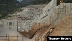 L'eau coule à travers le barrage du Grand Renaissance en Éthiopie alors que continuent des travaux de construction sur le Nil à Guba Woreda