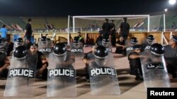 La police anti-émeute surveille la Ligue africaine des Champions au Caire, le 1er septembre 2012.