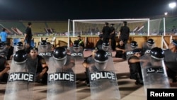 La police anti-émeute surveille la Ligue africaine des Champions au Caire, le 1er septembre 2012.