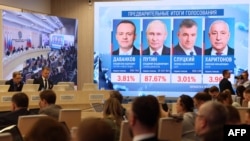 Hasil pemungutan suara awal pemilihan presiden Rusia ditampilkan di layar Komisi Pemilihan Umum Pusat di Moskow, Minggu 17 Maret 2024 di mana Putin unggul jauh dengan lebih dari 87 persen.