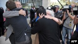 Des couples gays s'embrassent, le 12 décembre 2013, devant la Haute Cour d'Australie, à Canberra, qui venait d'annuler le mariage des homosexuels, alors que des dizaines s'étaient déjà mariés en vertu d'une loi historique. La Cour avait estimé que c’est au Parlement de statuer sur les unions de même sexe.