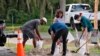 Los residentes llenan sacos de arena en el Edward Medard Conservation Park en preparación para una tormenta de fin de semana en Plant City, Florida, EEUU.