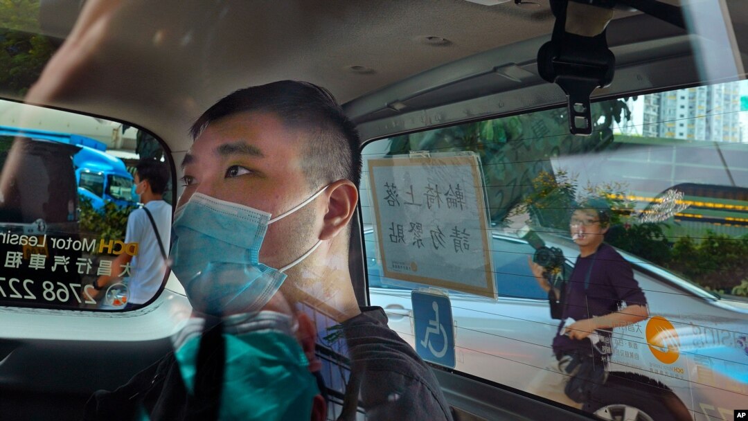 Tong Ying-kit tiba di pengadilan dengan mobil polisi di Hong Kong. Pengadilan Tinggi Hong Kong akan memberikan putusan Selasa sore. (Foto: AP)