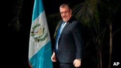 El presidente electo de Guatemala, Bernardo Arévalo, llega a una conferencia de prensa con su gabinete ministerial en el Centro Cultural Miguel Ángel Asturias en la Ciudad de Guatemala, el 8 de enero de 2024. 