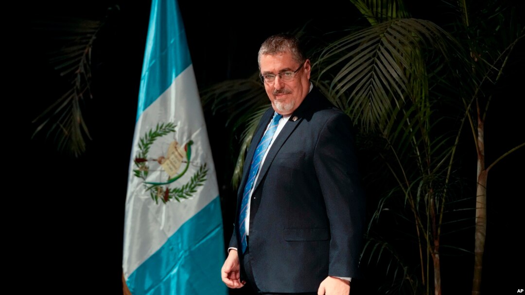 El presidente electo de Guatemala, Bernardo Arévalo, llega a una conferencia de prensa con su gabinete ministerial en el Centro Cultural Miguel Ángel Asturias en Ciudad de Guatemala, el 8 de enero de 2024. Arévalo asumirá el cargo el 14 de enero.