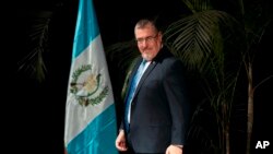 El presidente electo de Guatemala, Bernardo Arévalo, llega a una conferencia de prensa con su gabinete ministerial en el Centro Cultural Miguel Ángel Asturias en Ciudad de Guatemala, el 8 de enero de 2024. Arévalo asumirá el cargo el 14 de enero.