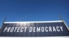 Znak iz predizborne kampanje "Zaštitimo demokratiju" u Tusonu u Arizoni. 