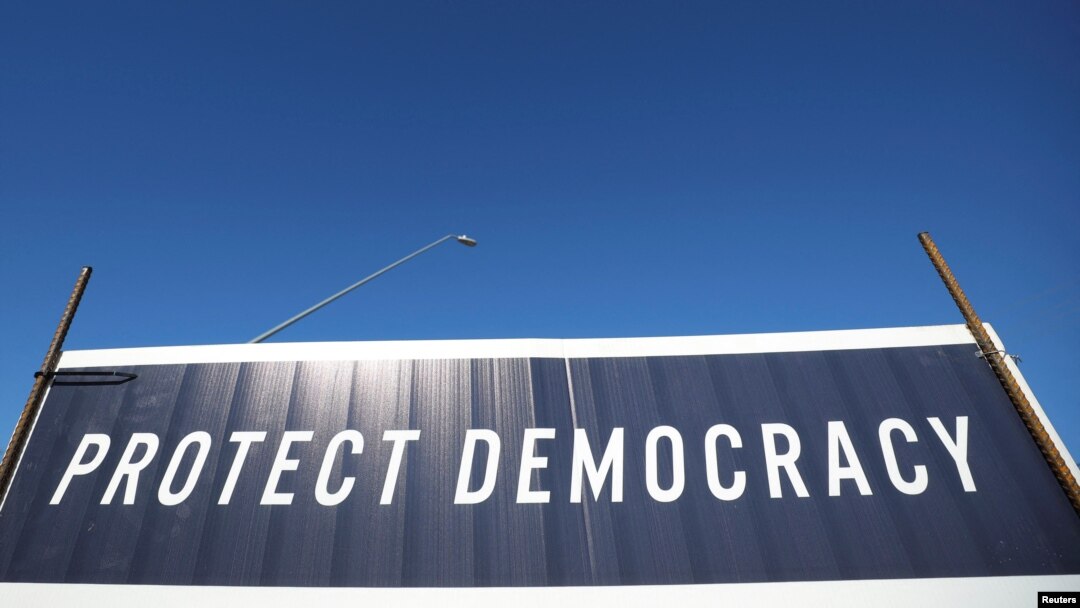 Znak iz predizborne kampanje "Zaštitimo demokratiju" u Arizoni. 
