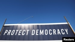 Znak iz predizborne kampanje "Zaštitimo demokratiju" u Tusonu u Arizoni. 