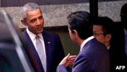 L'ancien président des Etats-Unis Barack Obama, avec le Premier ministre japonais, à Tokyo, le 25 mars 2018.