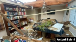 Una casa en un barrio de Fort Myers, Florida, quedó gravemente dañada tras la formación de un tornado durante el paso del huracán Milton por el estado. [Foto: Antoni Belchi/VOA]