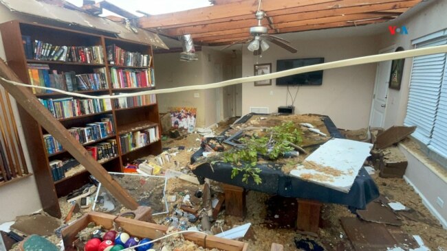 Una casa en un barrio de Fort Myers, Florida, quedó gravemente dañada tras la formación de un tornado durante el paso del huracán Milton por el estado. [Foto: Antoni Belchi/VOA]