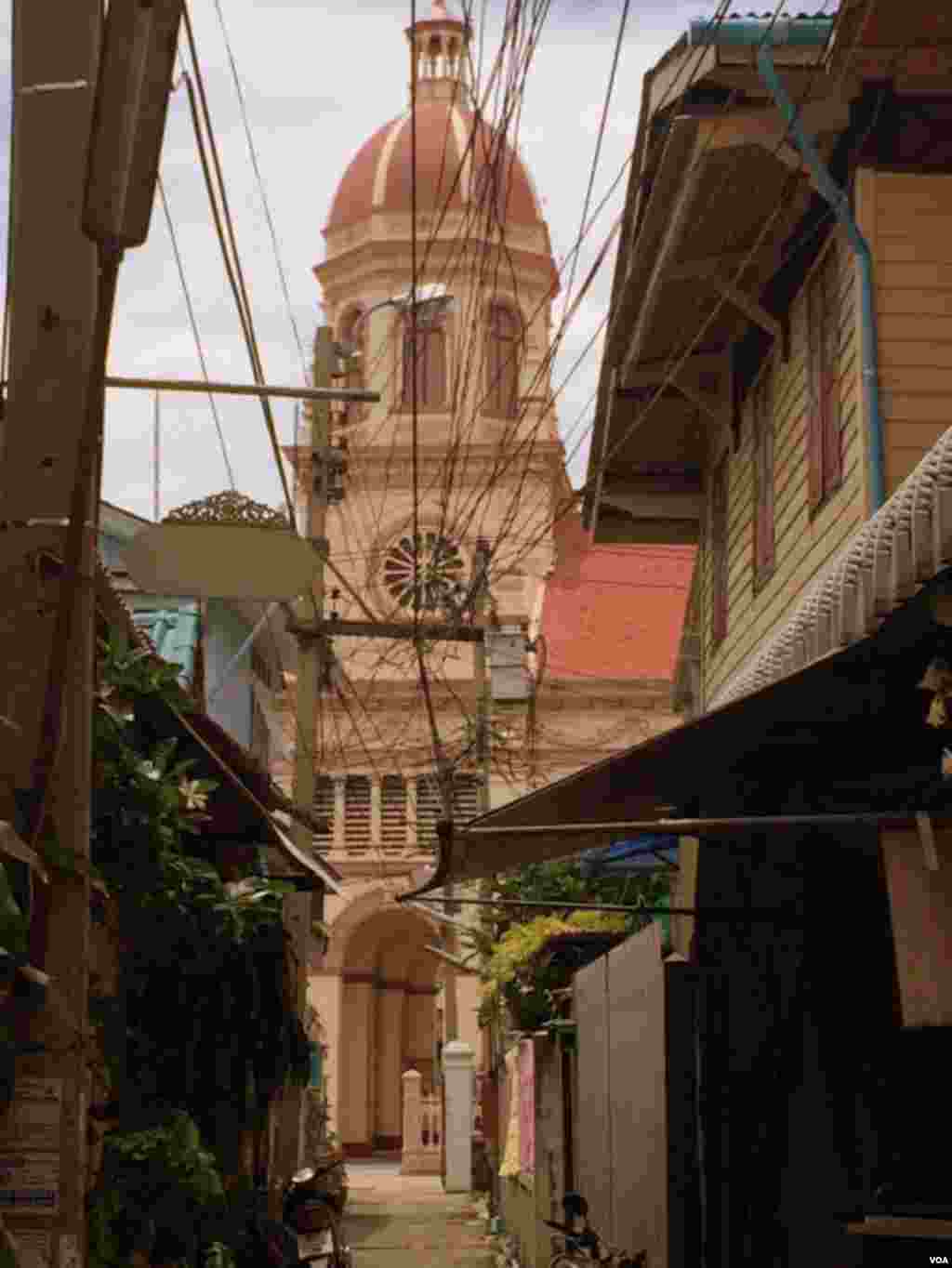 The latest renovation of the Santa Cruz Church in 1916 was of Italian design and construction. (Steve Herman/VOA News)