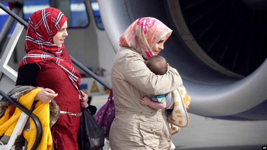 Qaxooti Syrian ah oo ka degaya garoonka Hannover, Germany (File Photo)