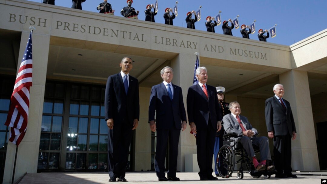 De izquierda a derecha, el presidente Obama, Bush (hijo), Clinton, Bush (padre), y Carter.