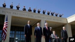 Tổng thống Barack Obama, cựu Tổng thống George W. Bush, cựu Tổng thống Bill Clinton, cựu Tổng thống George H. W Bush và cựu Tổng thống Jimmy Carter dự buổi lễ khánh thành Thư viện và Bảo tàng Tổng thống George W. Bush ở Dallas, 25/4/2013.